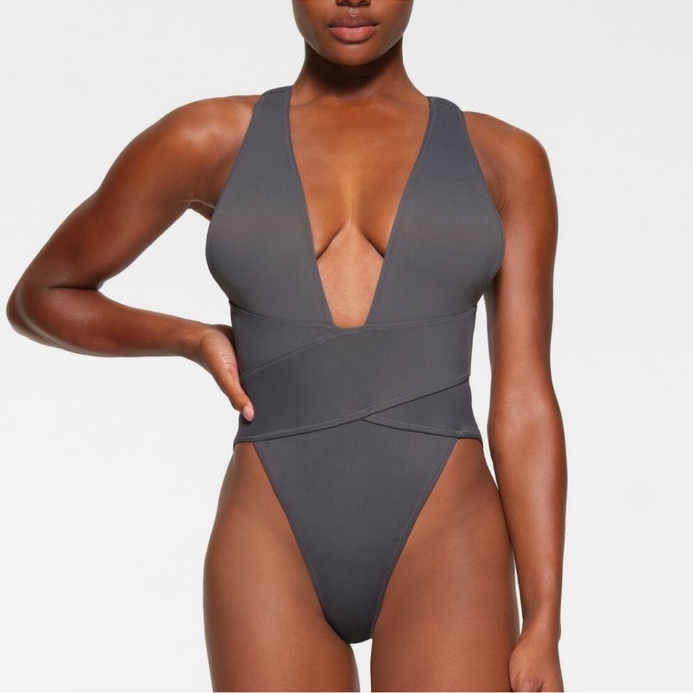 RECYCLED SWIM CUT OUT
PLUNGE MONOKINI 
4X